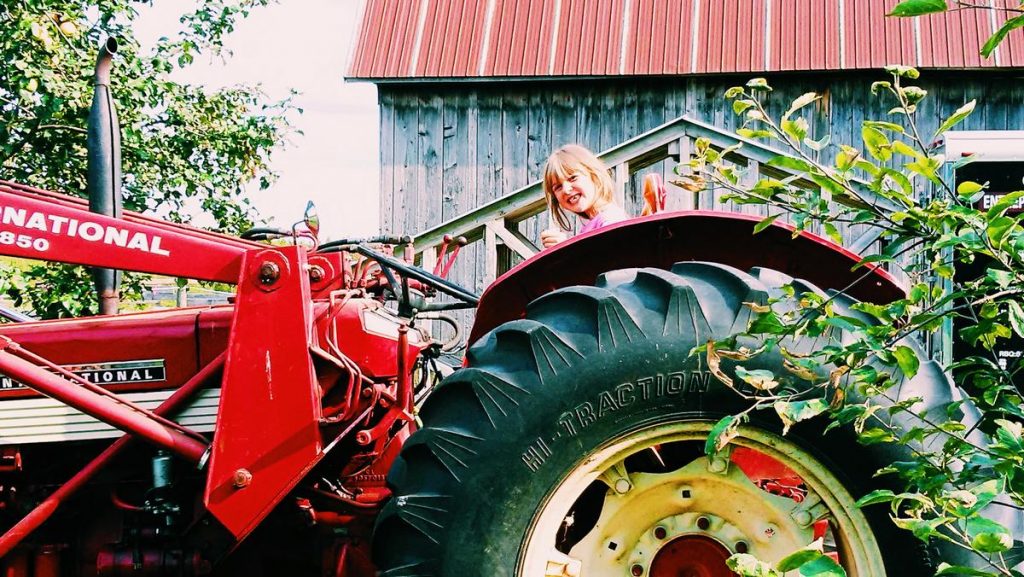 enfant-campagne-tracteur-vivre homestead