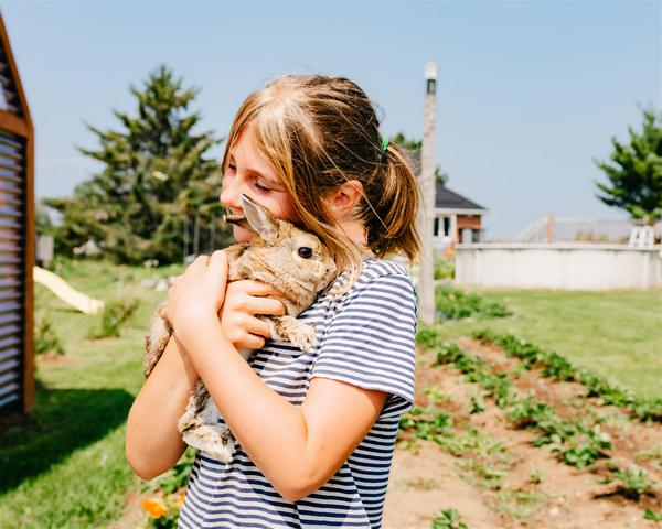 enfant avec petit lapin dans les bras